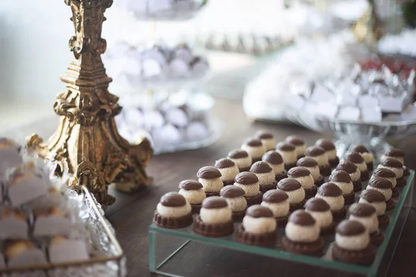 Una Toma Selectiva Caramelos Cubiertos Chocolate Una Bandeja Vidrio —  Fotos de Stock