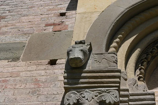 이탈리아의 베졸라 사원의 조각상의 — 스톡 사진
