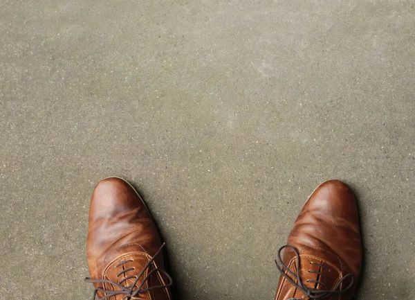 Вид Сверху Коричневые Морщинистые Мужские Ботинки Бетонном Полу — стоковое фото