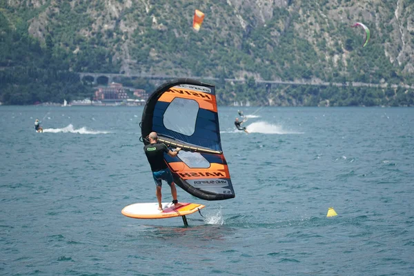 Malcesine Italy Temmuz 2020 Wing Folil Sörfçü Diğer Sörfçüler Güzel — Stok fotoğraf