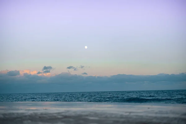 Piękne Fale Oceanu Uderzające Plażę Pod Chmurnym Niebem — Zdjęcie stockowe