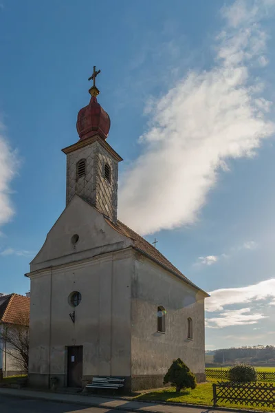 Eine Vertikale Aufnahme Der Kapelle Von Saladorf Niederösterreich — Stockfoto