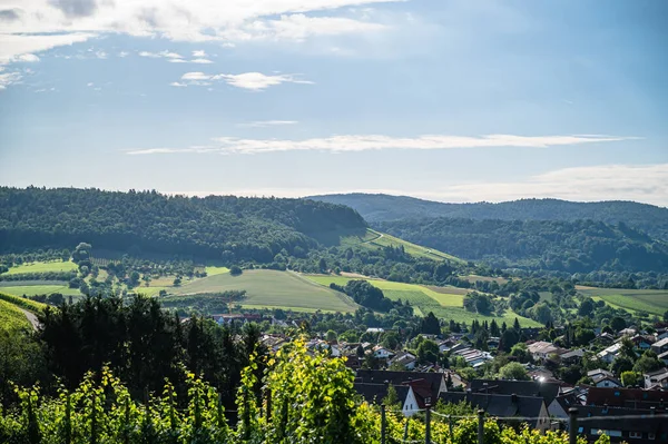 Eine Wunderschöne Landschaft Einer Kleinen Stadt Umgeben Von Bewaldeten Bergen — Stockfoto