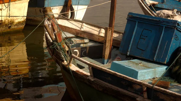 箱付き漁船のクローズアップショット — ストック写真