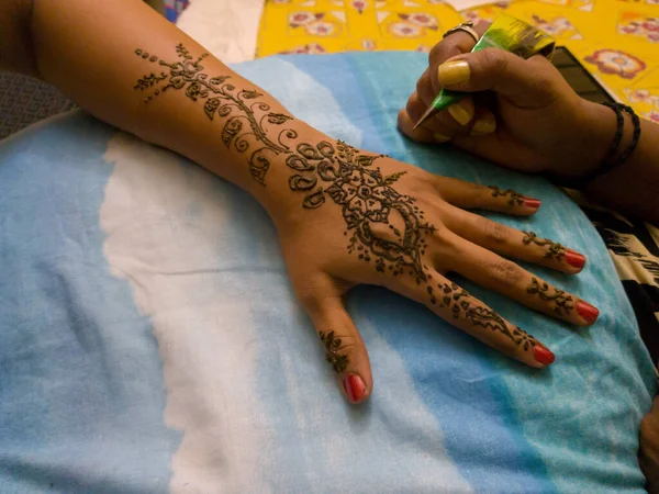 Bengal India Jun 2017 Artist Applying Body Art Mehendi Womens — Stock Photo, Image