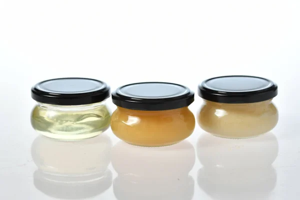 Closeup Shot Honey Jars White Background — Stock Photo, Image