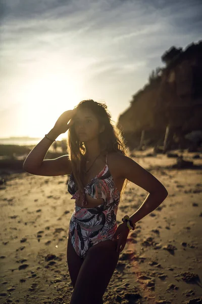 Tiro Vertical Uma Jovem Fêmea Maiô Fundo Pôr Sol Praia — Fotografia de Stock