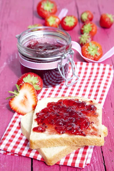 Een Verticaal Shot Van Aardbei Jam Verspreid Geroosterd Brood Een — Stockfoto