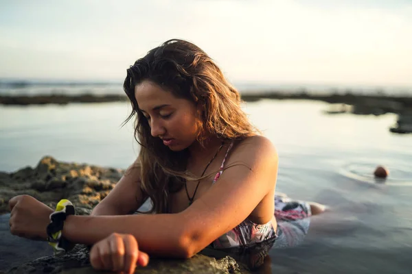Płytkie Skupienie Młodej Kobiety Stroju Kąpielowym Morzu Opierającej Się Skałach — Zdjęcie stockowe