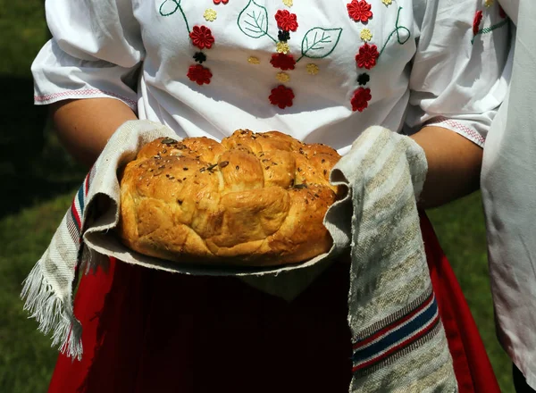 Samica Trzymająca Pieczony Chleb — Zdjęcie stockowe