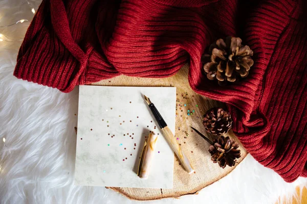 Primo Piano Urti Albero Natale Tessuto Rosso Una Carta Una — Foto Stock