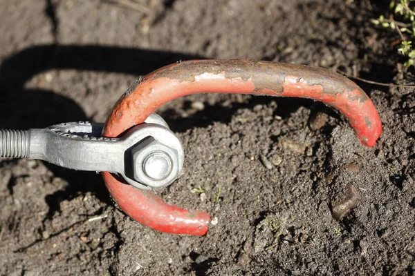 Nahaufnahme Eines Metallenen Wanderseilhalters Schlamm — Stockfoto