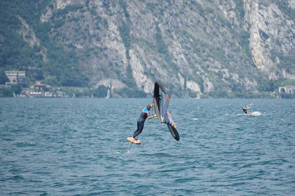 Malcesina Itália Jul 2020 Surfista Folha Asa Belo Lago Garda — Fotografia de Stock