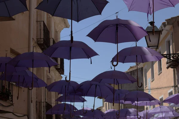 Nízký Úhel Záběru Dekorativních Deštníků Visících Oblohy Ulici — Stock fotografie