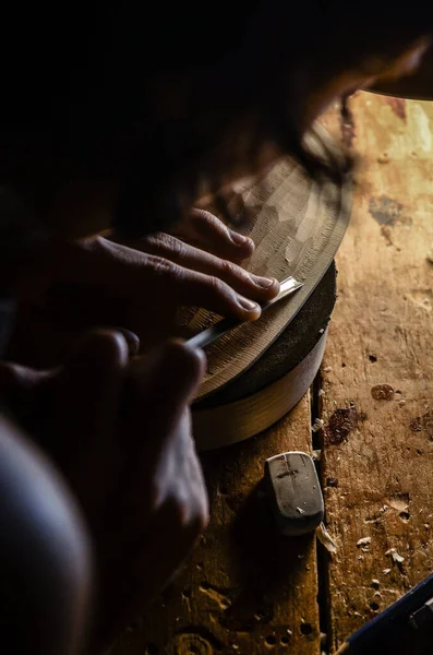 Eine Vertikale Aufnahme Einer Frau Die Holz Sägt Während Sie — Stockfoto