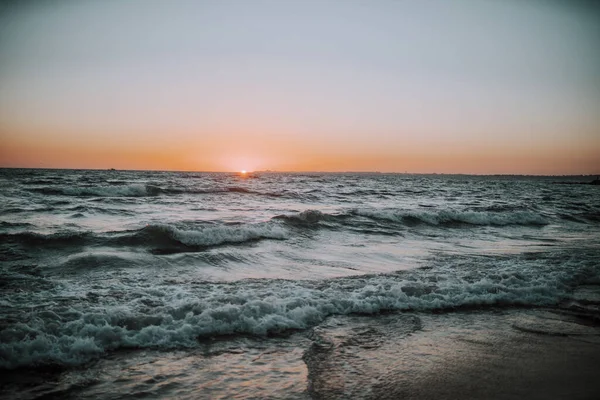 Fantastisk Bild Vacker Stenig Strand Solnedgången — Stockfoto