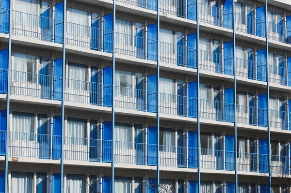 Ein Hohes Hotelgebäude Mit Balkonen Mit Metallzäunen — Stockfoto