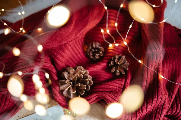 Primo Piano Urti Albero Natale Luci Tessuto Rosso — Foto Stock