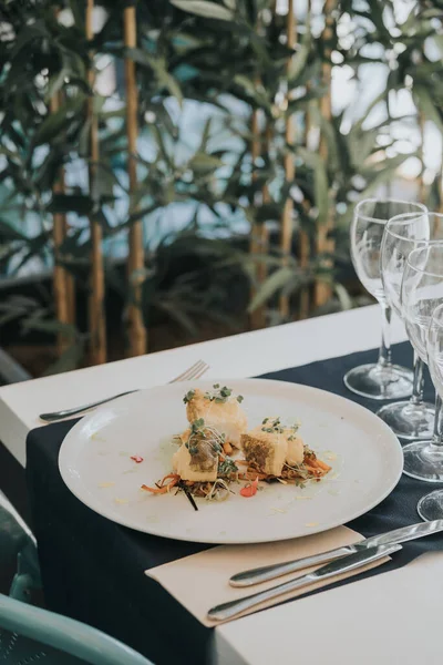 Tiro Vertical Pescado Cocido Con Verduras Hierbas Plato Sobre Mesa — Foto de Stock