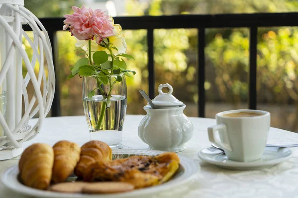 Close Uma Xícara Café Prato Cheio Deliciosos Doces Uma Mesa — Fotografia de Stock