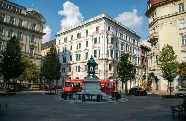 Budapest Hungary Ağustos 2019 Budapeşte Güzel Bir Caddeden Geçen Otobüs — Stok fotoğraf