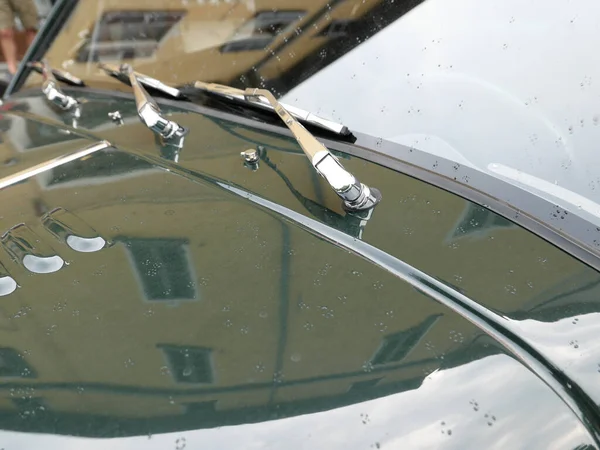 在雨中捕捉到的一辆漂亮的老式汽车的挡风玻璃特写 — 图库照片