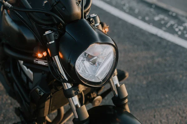 Sebuah Fokus Foto Selektif Dari Detail Cahaya Sepeda Motor Hitam — Stok Foto