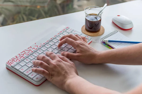 Eine Frau Arbeitet Ihrem Computer Mit Einem Glas Kaffee Und — Stockfoto