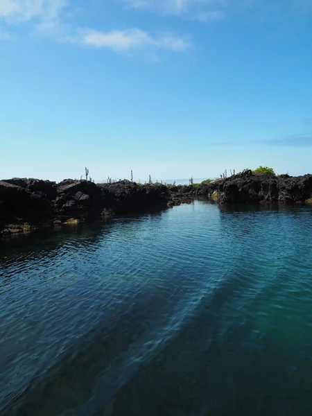 Une Vue Imprenable Sur Eau Entourée Rochers — Photo