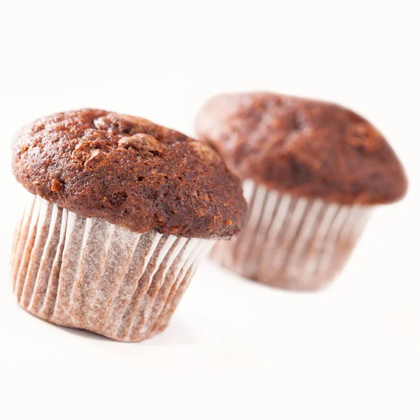 Nahaufnahme Eines Schokoladenmuffins Und Eines Verschwommenen Muffins Auf Weißem Hintergrund — Stockfoto