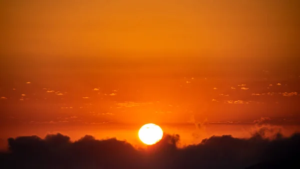 Eine Schöne Aufnahme Eines Leuchtend Orangen Himmels Und Einer Strahlenden — Stockfoto