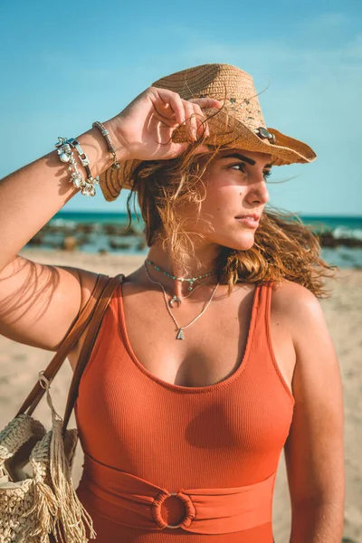오렌지색 수영복을 여성과 해변에 카우보이 모자의 — 스톡 사진