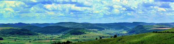 Красиві Пейзажі Зеленого Гірського Пейзажу Під Хмарним Небом — стокове фото