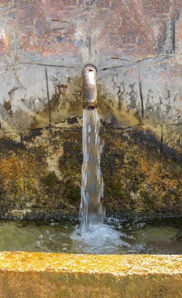 Vertical Shot Source Outdoor Water Coming Out Old Pipe — Stock Photo, Image