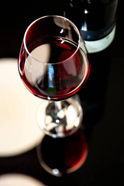 一杯红酒和一瓶酒的垂直的高角镜头 — 图库照片