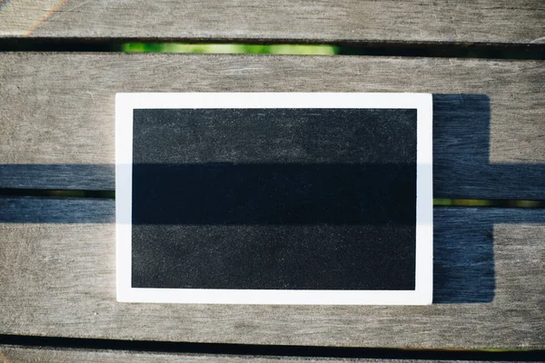 Een Ruimte Voor Tekst Een Blanco Schoolbord Een Houten Ondergrond — Stockfoto