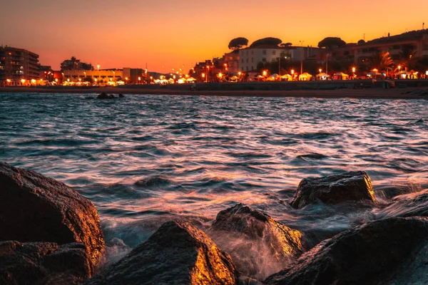 Golven Van Oceaan Die Rotsen Raken Glimmen Onder Zonsondergang — Stockfoto