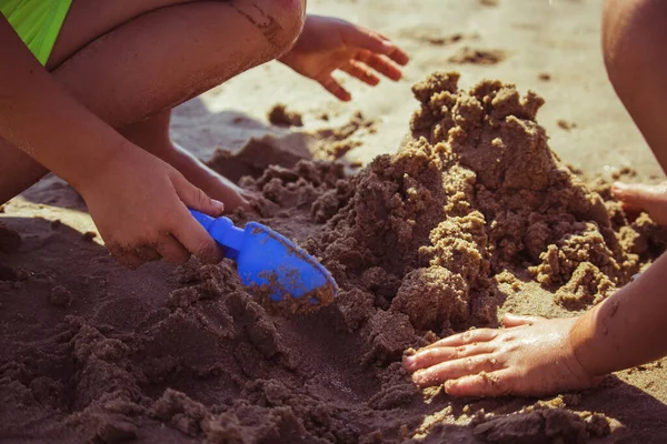 Крупный План Детей Играющих Песком Пляже — стоковое фото
