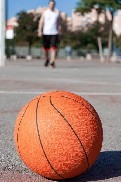 Вертикальний Вибірковий Фокус Баскетбольний Дворі Людина Задньому Плані — стокове фото