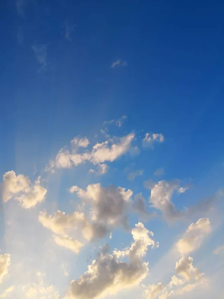 Egy Függőleges Lövés Egy Gyönyörű Égboltról Felhőkkel Napsugarakkal — Stock Fotó