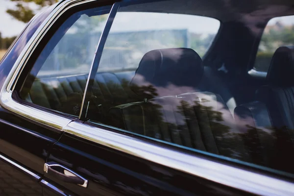 Uma Foto Close Dos Assentos Couro Dentro Carro Vintage Capturado — Fotografia de Stock