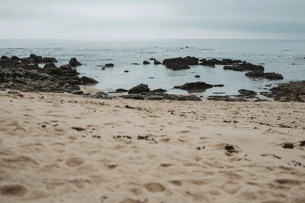 바위가 모래가 해변을 강타하는 — 스톡 사진