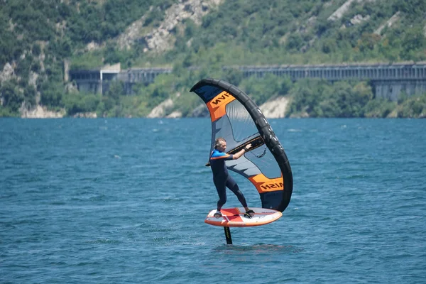 Malcesine Italy Jul 2020 Wing Foil Surfer Στην Πανέμορφη Λίμνη — Φωτογραφία Αρχείου