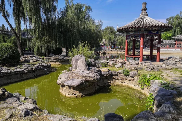 Een Chinees Paviljoen Naast Een Vijver Een Openbaar Park Beijing — Stockfoto