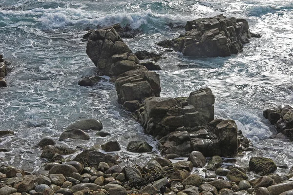 Gros Plan Une Mer Ondulée Contre Les Falaises Rocheuses — Photo