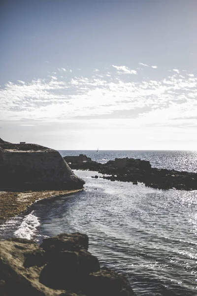 Een Verticaal Schot Van Een Golvende Zee Tegen Kliffen Onder — Stockfoto