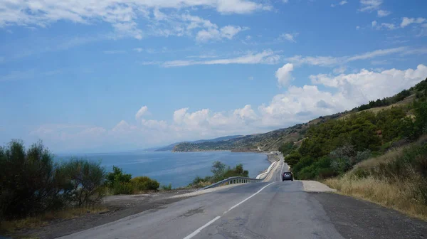 Ein Malerischer Blick Auf Eine Betonstraße Strandnähe Während Der Mittagszeit — Stockfoto