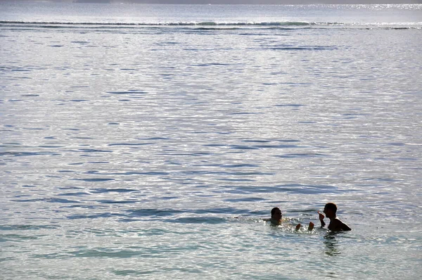 Digue Island Seychelles Května 2009 Dva Lidé Odpočívají Užívají Pobřežní — Stock fotografie
