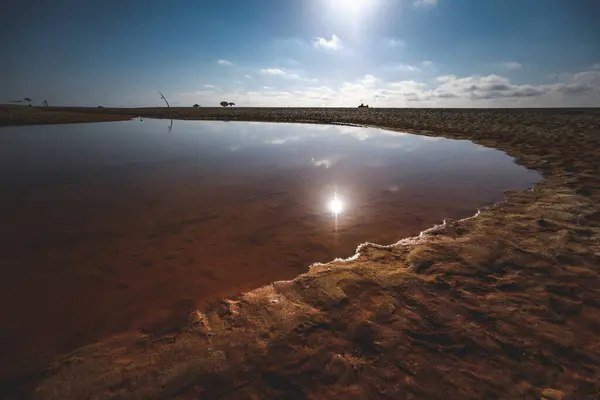 Slunce Svítí Nad Vodou Pískem Pláži — Stock fotografie