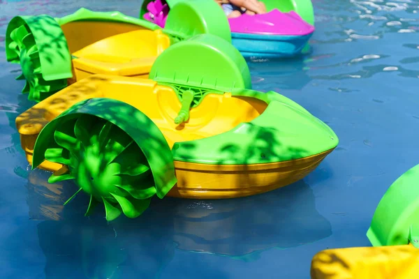 Nahaufnahme Eines Kinderbootes Aus Plastik Einem Schwimmbad Sonnenlicht — Stockfoto